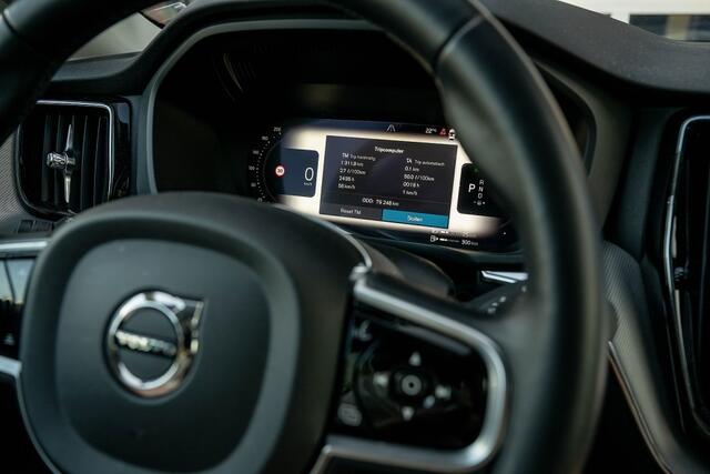 Volvo XC60 2.0 T6 Plug-in Hybrid AWD Plus Dark | Panorama | 360 Camera | ACC | Memory | Leder | Stuurverw. |