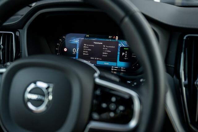 Volvo XC60 2.0 T6 Plug-in Hybrid AWD Ultimate Dark | Panorama | Head-Up | Harman/Kardon | Trekhaak | ACC | Memory | 20' Inch |