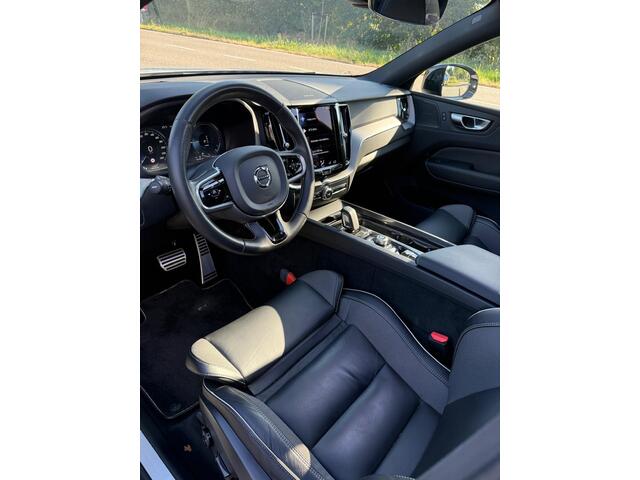 Volvo XC60 2.0 Recharge T8 AWD R-Design | Plug-in Hybrid (PHEV) | Panoramadak | Head-up Display | Harman Kardon Audio | 360 Graden Camera | Keyless Entry | Elektrische Achterklep | Stoelverwarming voor en achter | Cruise Control Adaptief | BLIS | Navigatie | Apple Carplay | Android Auto