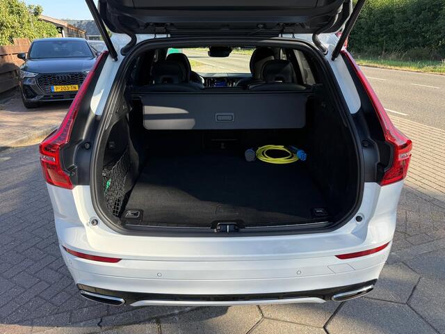 Volvo XC60 2.0 Recharge T8 AWD R-Design | Plug-in Hybrid (PHEV) | Panoramadak | Head-up Display | Harman Kardon Audio | 360 Graden Camera | Keyless Entry | Elektrische Achterklep | Stoelverwarming voor en achter | Cruise Control Adaptief | BLIS | Navigatie | Apple Carplay | Android Auto