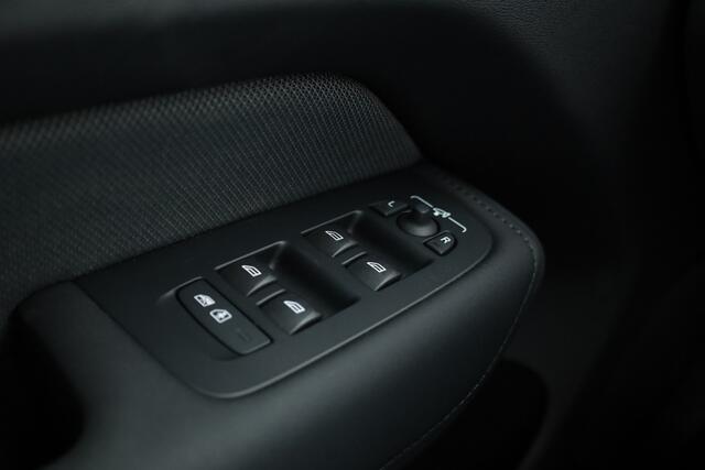Volvo XC60 2.0 T8 Plug-in hybrid AWD Plus Black Edition | Pano | HUD | 360cam | H&K Audio | Elek. Trekhaak | Memory seats | Vapour Grey