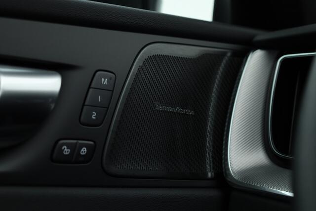 Volvo XC60 2.0 T8 Plug-in hybrid AWD Plus Black Edition | Pano | HUD | 360cam | H&K Audio | Elek. Trekhaak | Memory seats | Vapour Grey