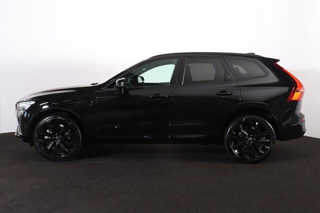 Volvo XC60 2.0 T6 Plug-in hybrid AWD Essential - Black Edition - Fiscale waarde € 64.581 - IntelliSafe Assist & Surround - Verwarmde voorstoelen, stuur & achterbank - Parkeersensoren & camera achter - Draadloze tel. lader - Extra getint glas -Donkere hemel - 21 inch LMV