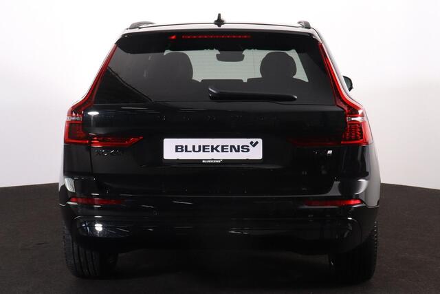 Volvo XC60 2.0 T6 Plug-in hybrid AWD Essential - Black Edition - Fiscale waarde € 64.581 - IntelliSafe Assist & Surround - Verwarmde voorstoelen, stuur & achterbank - Parkeersensoren & camera achter - Draadloze tel. lader - Extra getint glas -Donkere hemel - 21 inch LMV