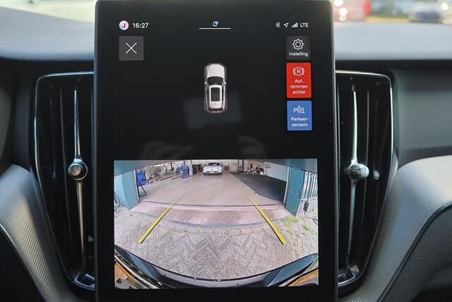 Volvo XC60 2.0 T6 Plug-in hybrid AWD Essential - Black Edition - Fiscale waarde € 64.581 - IntelliSafe Assist & Surround - Verwarmde voorstoelen, stuur & achterbank - Parkeersensoren & camera achter - Draadloze tel. lader - Extra getint glas -Donkere hemel - 21 inch LMV