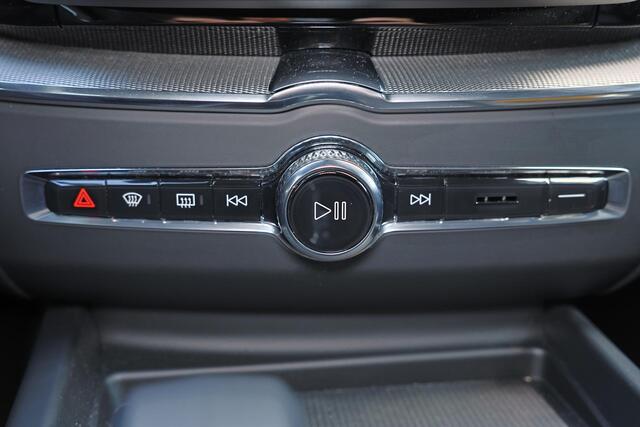 Volvo XC60 2.0 T6 Plug-in hybrid AWD Essential - Black Edition - Fiscale waarde € 64.581 - IntelliSafe Assist & Surround - Verwarmde voorstoelen, stuur & achterbank - Parkeersensoren & camera achter - Draadloze tel. lader - Extra getint glas -Donkere hemel - 21 inch LMV