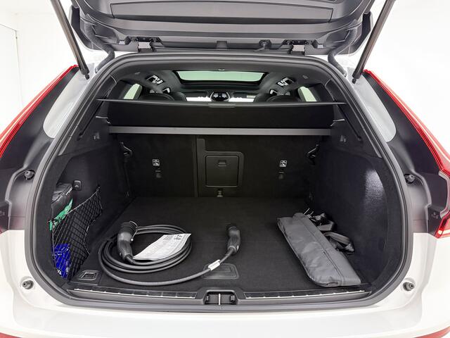 Volvo XC60 T8 455pk AWD Ultra Black Edition / 22'' / Head-Up / Lederen Dashboard / Full-LED / Panoramadak / Sportstoelen / Getint Glas / El. Stoelen / ACC / BLIS / Stoel + Stuurw. Verwarming /