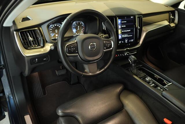 Volvo XC60 T4 Momentum Pro | Semi-Electrische Inklapbare Trekhaak | Dealeronderhouden | Comfortstoelen | Lederenbekleding | 4-seizoenenbanden | Cruise Control | Navigatie | Stoelverwarming | stuurwielverwarming | Navigatie | Cruise Control |