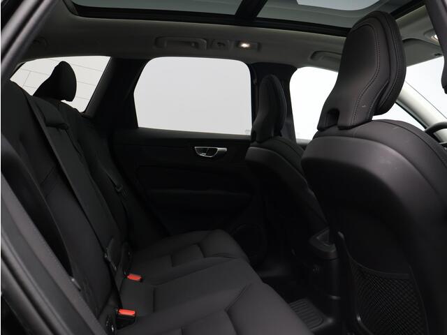 Volvo XC60 T6 AWD Plug-in hybrid Ultra Dark / Trekhaak / Luchtvering / Head up displ / Stoel+stuur+achterbankverwarming / Harman Kardon / Privacy glass