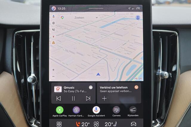 Volvo XC60 T6 Recharge AWD Plus Bright - Luchtvering - IntelliSafe Assist & Surround - Harman/Kardon audio - Adaptieve LED koplampen - Parkeercamera achter - Verwarmde voorstoelen, stuur & achterbank - Parkeersensoren voor & achter - Elektr. bedienb. voorstoelen met geheugen - Inklapbare trekhaak - 22' LMV
