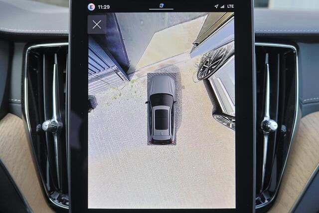 Volvo XC60 T6 Recharge AWD Ultra Dark - Luchtvering - Panorama/schuifdak - IntelliSafe Assist & Surround - 360º Camera - Harman/Kardon audio - Adaptieve LED koplampen - Verwarmde voorstoelen, stuur & achterbank - Parkeersensoren voor & achter - Elektr. bedienb. voorstoelen met geheugen - Head up display - Draadloze tel. lader - Extra getint glas - Inklapbare trekhaak - 20' LMV