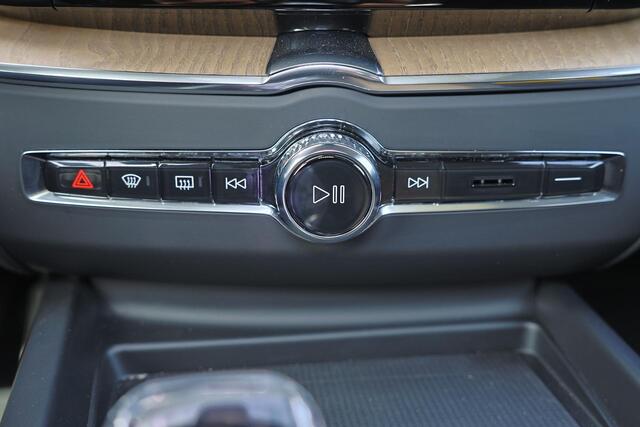Volvo XC60 T6 Recharge AWD Ultra Dark - Luchtvering - Panorama/schuifdak - IntelliSafe Assist & Surround - 360º Camera - Harman/Kardon audio - Adaptieve LED koplampen - Verwarmde voorstoelen, stuur & achterbank - Parkeersensoren voor & achter - Elektr. bedienb. voorstoelen met geheugen - Head up display - Draadloze tel. lader - Extra getint glas - Inklapbare trekhaak - 20' LMV