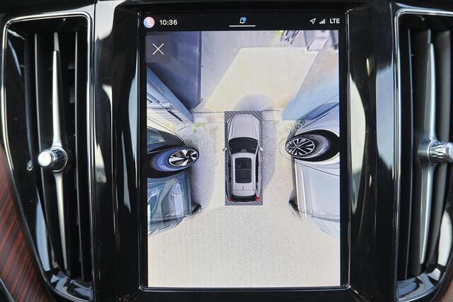 Volvo XC60 T8 Recharge AWD Ultimate Dark - Luchtvering - Panorama/schuifdak - IntelliSafe Assist & Surround - 360º Camera - Bowers & Wilkins audio - Adaptieve LED koplampen - Verwarmde voorstoelen, stuur & achterbank - Parkeersensoren voor & achter - Elektr. bedienb. voorstoelen met geheugen - Head up display - Draadloze tel. lader - Extra getint glas - Inklapbare trekhaak - 21' LMV