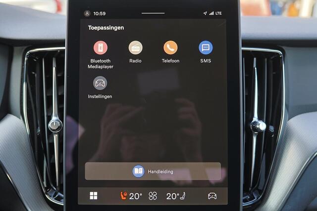 Volvo XC60 T6 Recharge AWD Plus Black Edition - IntelliSafe Assist & Surround - Harman/Kardon audio - Parkeercamera achter - Verwarmde voorstoelen, stuur & achterbank - Parkeersensoren voor & achter - Elektr. bedienb. voorstoelen met geheugen - Draadloze tel. lader - Extra getint glas - 21' LMV