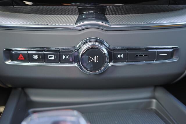 Volvo XC60 T6 Recharge AWD Plus Black Edition - IntelliSafe Assist & Surround - Harman/Kardon audio - Parkeercamera achter - Verwarmde voorstoelen, stuur & achterbank - Parkeersensoren voor & achter - Elektr. bedienb. voorstoelen met geheugen - Draadloze tel. lader - Extra getint glas - 21' LMV