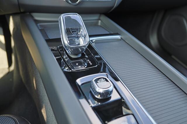 Volvo XC60 T6 Recharge AWD Plus Black Edition - IntelliSafe Assist & Surround - Harman/Kardon audio - Parkeercamera achter - Verwarmde voorstoelen, stuur & achterbank - Parkeersensoren voor & achter - Elektr. bedienb. voorstoelen met geheugen - Draadloze tel. lader - Extra getint glas - 21' LMV