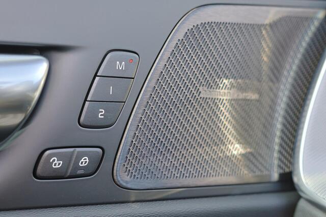 Volvo XC60 T6 Recharge AWD Plus Black Edition - IntelliSafe Assist & Surround - Harman/Kardon audio - Parkeercamera achter - Verwarmde voorstoelen, stuur & achterbank - Parkeersensoren voor & achter - Elektr. bedienb. voorstoelen met geheugen - Draadloze tel. lader - Extra getint glas - 21' LMV