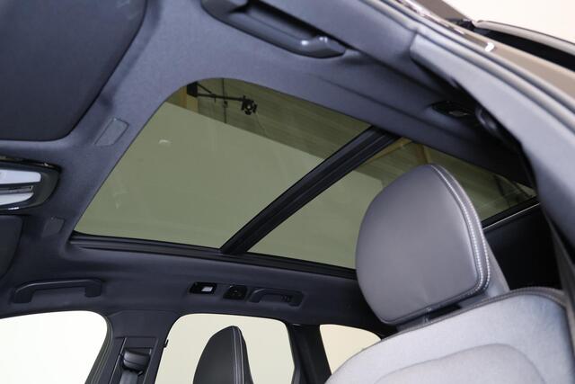 Volvo XC60 T6 Recharge AWD Ultra Black Edition - Luchtvering - Panorama/schuifdak - IntelliSafe Assist & Surround - 360º Camera - Harman/Kardon audio - Adaptieve LED koplampen - Verwarmde voorstoelen, stuur & achterbank - Parkeersensoren voor & achter - Elektr. bedienb. voorstoelen met geheugen - Head up display - Draadloze tel. lader - Extra getint glas - Inklapbare trekhaak - 21' LMV