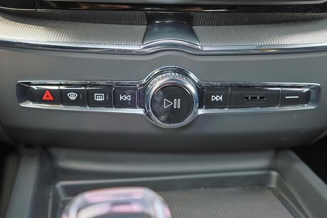 Volvo XC60 T6 Recharge AWD Ultra Black Edition - Luchtvering - Panorama/schuifdak - IntelliSafe Assist & Surround - 360º Camera - Harman/Kardon audio - Adaptieve LED koplampen - Verwarmde voorstoelen, stuur & achterbank - Parkeersensoren voor & achter - Elektr. bedienb. voorstoelen met geheugen - Head up display - Draadloze tel. lader - Extra getint glas - Inklapbare trekhaak - 21' LMV