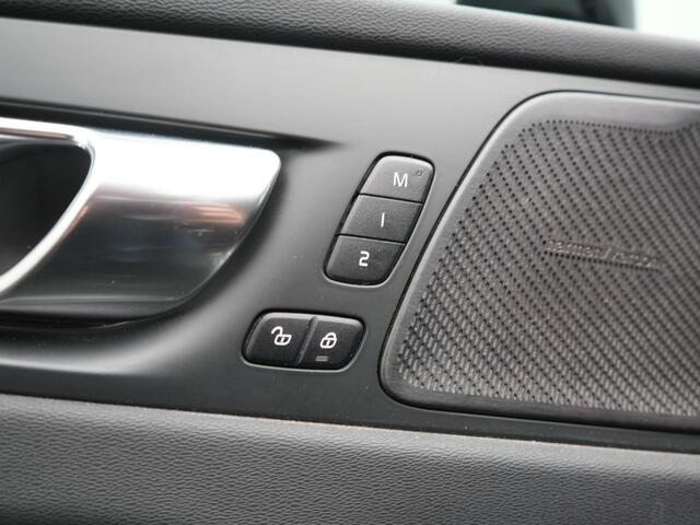 Volvo XC60 T6 AWD R-Design PHEV 340pk Dealer O.H. | Panodak | Adaptive Cruise | Head Up | 360 Camera | Harman / Kardon | Lederen Sportstoelen Memory & Verwarmd | Stuur Verwarmd | Google Assistent | Keyless | Apple Carplay | Navigatie | DAB | Plug In Hybrid |