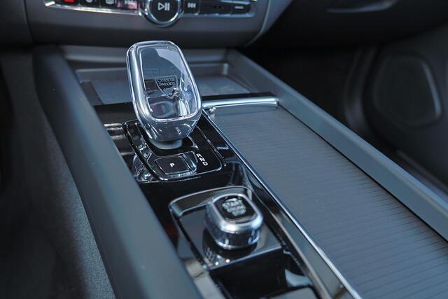 Volvo XC60 T6 Recharge AWD Plus Black Edition - Panorama/schuifdak - IntelliSafe Assist & Surround - 360º Camera - Harman/Kardon audio - Verwarmde voorstoelen, stuur & achterbank - Parkeersensoren voor & achter - Elektr. bedienb. voorstoelen met geheugen - Head up display - Draadloze tel. lader - Extra getint glas - 21' LMV