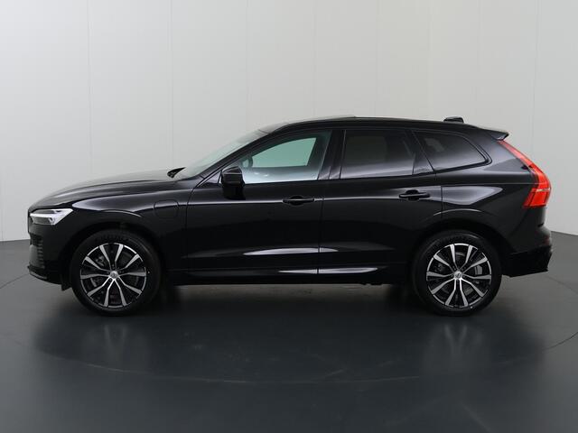 Volvo XC60 T8 AWD Recharge Ultimate Dark Auto | SOH 100% | Panoramadak | Elek. Trekhaak | Elek. Stoelen met Geheugen | HUD | Navigatie | Stoelverwarming | 360° Camera | DAB | Apple Carplay/Android Auto | LED | Cruise Control Adaptief |