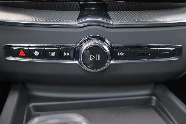 Volvo XC60 T6 Recharge AWD Plus Black Edition - Panorama/schuifdak - IntelliSafe Assist & Surround - 360º Camera - Harman/Kardon audio - Verwarmde voorstoelen, stuur & achterbank - Parkeersensoren voor & achter - Elektr. bedienb. voorstoelen met geheugen - Head up display - Draadloze tel. lader - Extra getint glas - 21' LMV