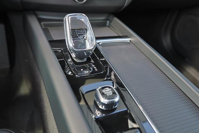 Volvo XC60 T6 Recharge AWD Plus Black Edition - Panorama/schuifdak - IntelliSafe Assist & Surround - 360º Camera - Harman/Kardon audio - Verwarmde voorstoelen, stuur & achterbank - Parkeersensoren voor & achter - Elektr. bedienb. voorstoelen met geheugen - Head up display - Draadloze tel. lader - Extra getint glas - 21' LMV