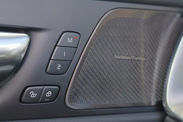 Volvo XC60 T6 Recharge AWD Plus Black Edition - Panorama/schuifdak - IntelliSafe Assist & Surround - 360º Camera - Harman/Kardon audio - Verwarmde voorstoelen, stuur & achterbank - Parkeersensoren voor & achter - Elektr. bedienb. voorstoelen met geheugen - Head up display - Draadloze tel. lader - Extra getint glas - 21' LMV