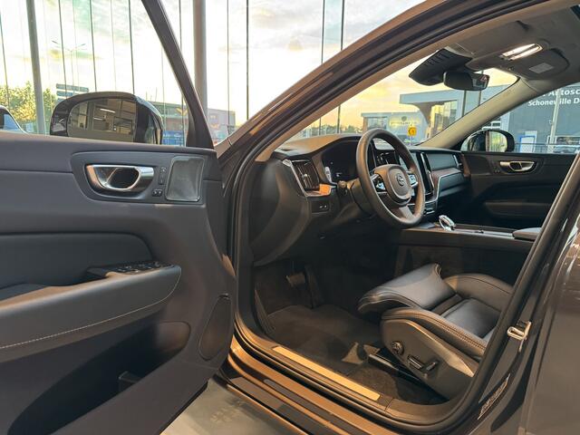 Volvo XC60 2.0 T8 Recharge R-Design, Pano , Luchtvering, Trekhaak, HUD.