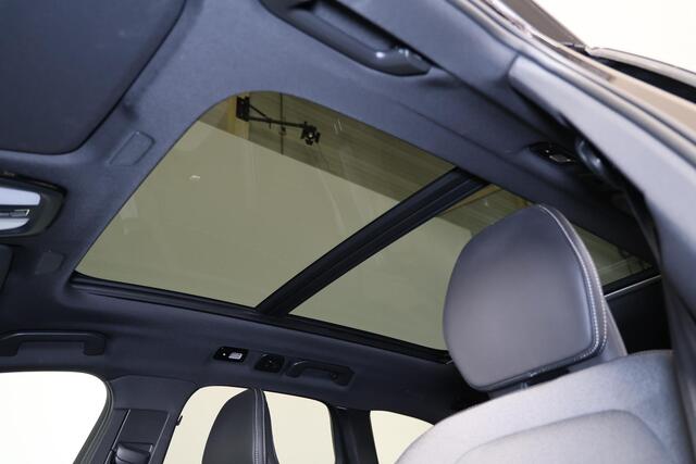 Volvo XC60 T8 Recharge AWD Ultra Black Edition - Panorama/schuifdak - IntelliSafe Assist & Surround - Harman/Kardon audio - Parkeercamera achter - Verwarmde voorstoelen, stuur & achterbank - Parkeersensoren voor & achter - Elektr. bedienb. voorstoelen met geheugen - Head up display - Draadloze tel. lader - Extra getint glas - Inklapbare trekhaak - 21' LMV