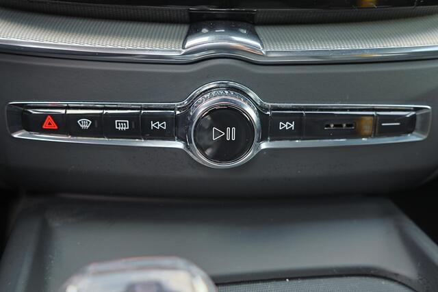 Volvo XC60 T8 Recharge AWD Ultra Black Edition - Panorama/schuifdak - IntelliSafe Assist & Surround - Harman/Kardon audio - Parkeercamera achter - Verwarmde voorstoelen, stuur & achterbank - Parkeersensoren voor & achter - Elektr. bedienb. voorstoelen met geheugen - Head up display - Draadloze tel. lader - Extra getint glas - Inklapbare trekhaak - 21' LMV