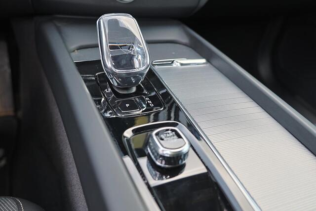 Volvo XC60 T8 Recharge AWD Ultra Black Edition - Panorama/schuifdak - IntelliSafe Assist & Surround - Harman/Kardon audio - Parkeercamera achter - Verwarmde voorstoelen, stuur & achterbank - Parkeersensoren voor & achter - Elektr. bedienb. voorstoelen met geheugen - Head up display - Draadloze tel. lader - Extra getint glas - Inklapbare trekhaak - 21' LMV