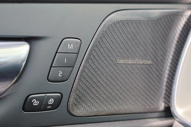 Volvo XC60 T8 Recharge AWD Ultra Black Edition - Panorama/schuifdak - IntelliSafe Assist & Surround - Harman/Kardon audio - Parkeercamera achter - Verwarmde voorstoelen, stuur & achterbank - Parkeersensoren voor & achter - Elektr. bedienb. voorstoelen met geheugen - Head up display - Draadloze tel. lader - Extra getint glas - Inklapbare trekhaak - 21' LMV