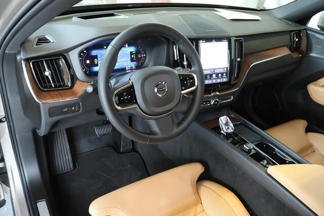 Volvo XC60 T6 Plug-in hybrid AWD Ultimate Bright | Luchtvering | Harman Kardon Premium Audio | Nappa Lederen Bekleding | Semi-Electrische Wegklapbare Trekhaak | 1ste eigenaar | Google Infotainment | Massage functie in voorstoelen | 360° Parkeercamera | Parkeersensoren voor + achter