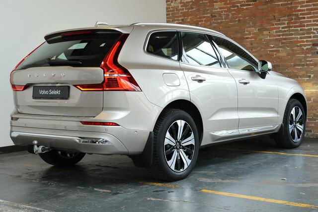 Volvo XC60 T6 Plug-in hybrid AWD Ultimate Bright | Luchtvering | Harman Kardon Premium Audio | Nappa Lederen Bekleding | Semi-Electrische Wegklapbare Trekhaak | 1ste eigenaar | Google Infotainment | Massage functie in voorstoelen | 360° Parkeercamera | Parkeersensoren voor + achter