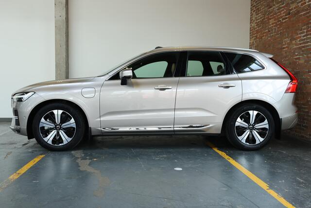 Volvo XC60 T6 Plug-in hybrid AWD Ultimate Bright | Luchtvering | Harman Kardon Premium Audio | Nappa Lederen Bekleding | Semi-Electrische Wegklapbare Trekhaak | 1ste eigenaar | Google Infotainment | Massage functie in voorstoelen | 360° Parkeercamera | Parkeersensoren voor + achter