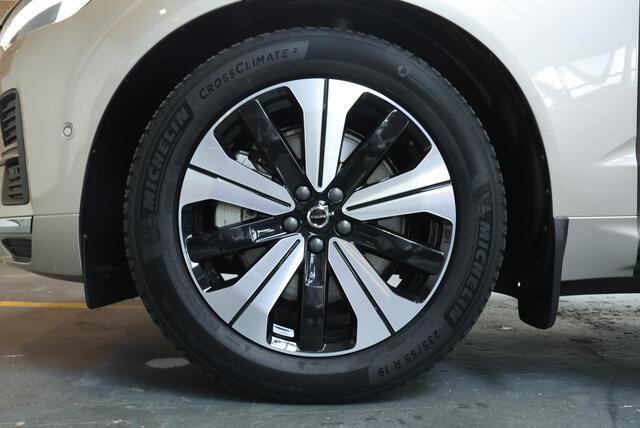 Volvo XC60 T6 Plug-in hybrid AWD Ultimate Bright | Luchtvering | Harman Kardon Premium Audio | Nappa Lederen Bekleding | Semi-Electrische Wegklapbare Trekhaak | 1ste eigenaar | Google Infotainment | Massage functie in voorstoelen | 360° Parkeercamera | Parkeersensoren voor + achter