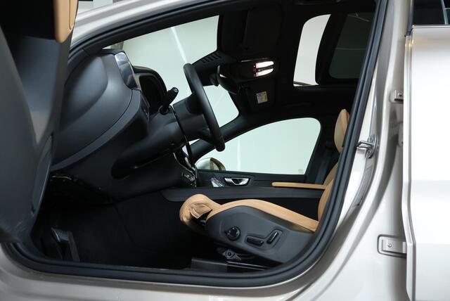 Volvo XC60 T6 Plug-in hybrid AWD Ultimate Bright | Luchtvering | Harman Kardon Premium Audio | Nappa Lederen Bekleding | Semi-Electrische Wegklapbare Trekhaak | 1ste eigenaar | Google Infotainment | Massage functie in voorstoelen | 360° Parkeercamera | Parkeersensoren voor + achter