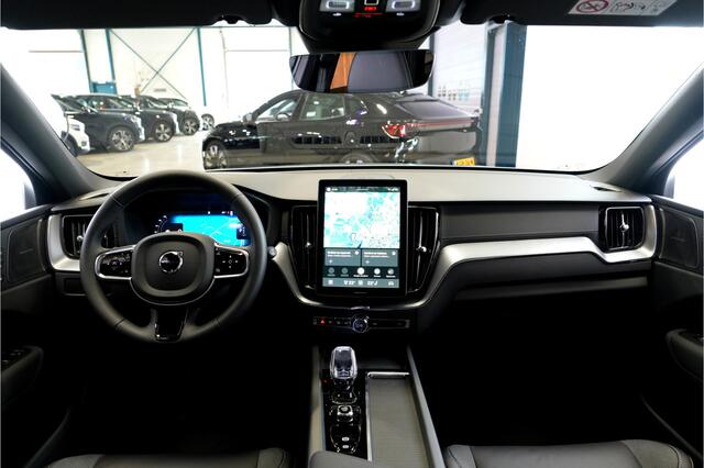 Volvo XC60 2.0 T6 AWD 247kW/336pk Aut8 MJ2027, NIEUW €83.347! Plug-in Ultra Black Ed. LUCHTVERING + HARMAN/KARDON + PANORAMADAK + EL.TREKHAAK + HEAD-UP + PILOT ASSIST + STOELVERWARMING V&A + STUURVERWARMING + 360 CAMERA + 21" LM-VELGEN!!