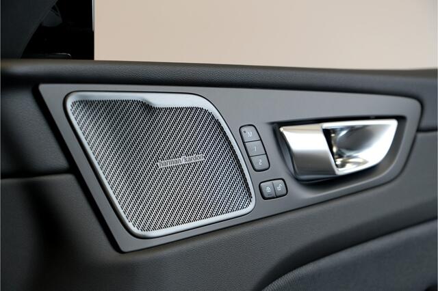 Volvo XC60 2.0 T6 AWD 247kW/336pk Aut8 MJ2027, NIEUW €83.347! Plug-in Ultra Black Ed. LUCHTVERING + HARMAN/KARDON + PANORAMADAK + EL.TREKHAAK + HEAD-UP + PILOT ASSIST + STOELVERWARMING V&A + STUURVERWARMING + 360 CAMERA + 21" LM-VELGEN!!