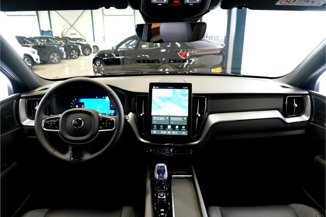 Volvo XC60 2.0 T6 AWD 247kW/336pk Aut8 MJ2027, NIEUW €82.042! Plug-in Ultra Black Ed. LUCHTVERING + HARMAN/KARDON + PANORAMADAK + EL.TREKHAAK + HEAD-UP + PILOT ASSIST + STOELVERWARMING V&A + STUURVERWARMING + 360 CAMERA + 21" LM-VELGEN!!