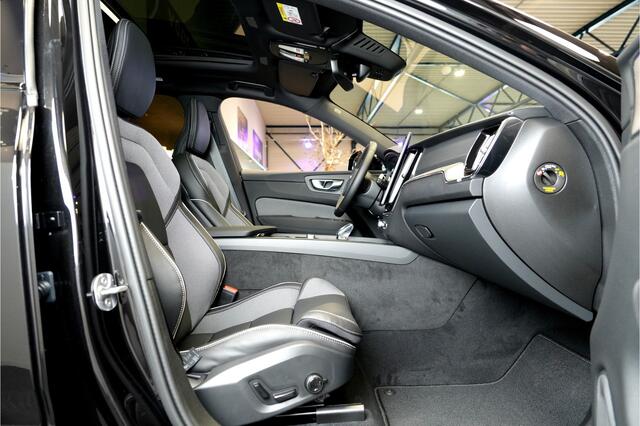 Volvo XC60 2.0 T6 AWD 247kW/336pk Aut8 MJ2027, NIEUW €82.042! Plug-in Ultra Black Ed. LUCHTVERING + HARMAN/KARDON + PANORAMADAK + EL.TREKHAAK + HEAD-UP + PILOT ASSIST + STOELVERWARMING V&A + STUURVERWARMING + 360 CAMERA + 21" LM-VELGEN!!