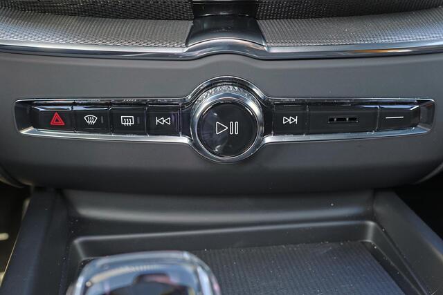 Volvo XC60 T6 Recharge AWD Ultra Black Edition - Luchtvering - Panorama/schuifdak - IntelliSafe Assist & Surround - 360º Camera - Harman/Kardon audio - Adaptieve LED koplampen - Verwarmde voorstoelen, stuur & achterbank - Parkeersensoren voor & achter - Elektr. bedienb. voorstoelen met geheugen - Head up display - Draadloze tel. lader - Extra getint glas - Inklapbare trekhaak - 21' LMV