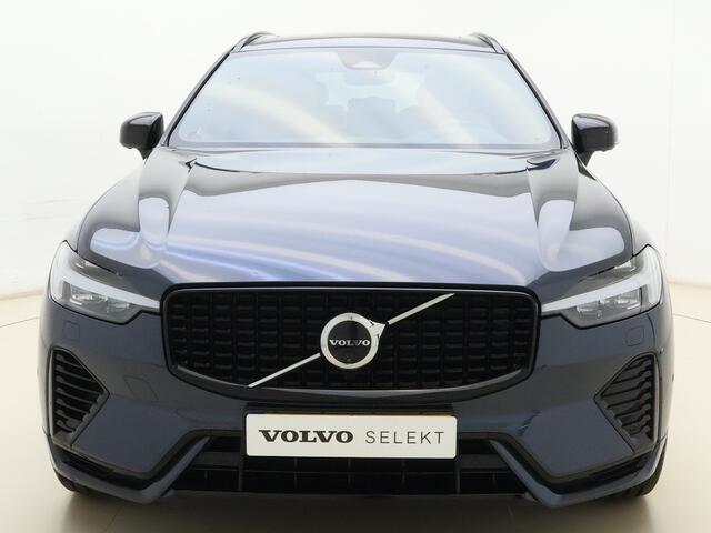 Volvo XC60 T6 AWD 350pk Plus Dark / Luchtvering / Geventileerde stoelen / Amber interieur / Panorama dak / Trekhaak / Voorruit verwarming /