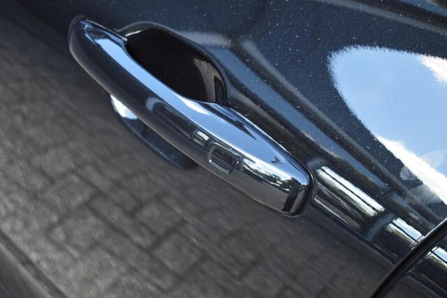 Volvo XC60 T6 Plug-in hybrid AWD Ultra Dark | Luchtvering | Trekhaak | Panoramadak | Verwarmbare voorstoelen, achterbank & stuurwiel | Head-up display | Premium audio by Harman Kardon | Apple carplay/Android auto |