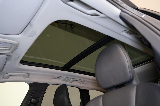 Volvo XC60 T6 Recharge AWD Plus Dark - Panorama/schuifdak - IntelliSafe Assist & Surround - 360º Camera - Verwarmde voorstoelen, stuur & achterbank - Parkeersensoren voor & achter - Elektr. bedienb. voorstoelen met geheugen - Draadloze tel. lader - Extra getint glas - Inklapbare trekhaak - 19' LMV