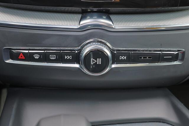 Volvo XC60 T6 Recharge AWD Plus Dark - Panorama/schuifdak - IntelliSafe Assist & Surround - 360º Camera - Verwarmde voorstoelen, stuur & achterbank - Parkeersensoren voor & achter - Elektr. bedienb. voorstoelen met geheugen - Draadloze tel. lader - Extra getint glas - Inklapbare trekhaak - 19' LMV