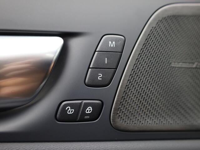 Volvo XC60 2.0 T6 Plug-in hybrid AWD Plus Dark | Trekhaak | Panodak | Dode Hoek | 360 Camera | Harman Kardon | Head Up | Elek. Klep | Prijs Rijklaar !!