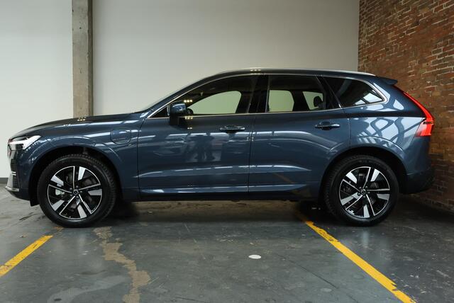 Volvo XC60 T6 Plug-in hybrid AWD Plus Bright | Nieuw model | 360° Parkeercamera | Stoelverwarming | Stuurwielverwarming | Parkeersensoren voor + achter | Google Infotainment | 4-seizoenenbanden | Gelamineerde zijruiten |